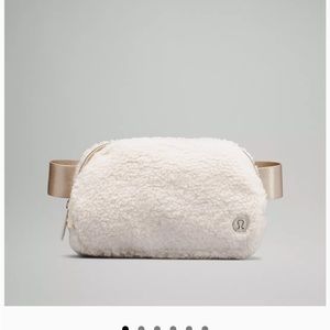 Lululemon everywhere belt bag fleece off white NWT